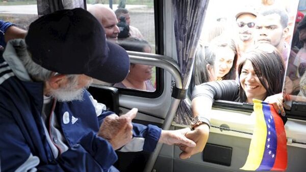 Cuban former president Fidel Castro talks to a delegation of Venezuelans in Havana March 30, 2015. - Sputnik Mundo