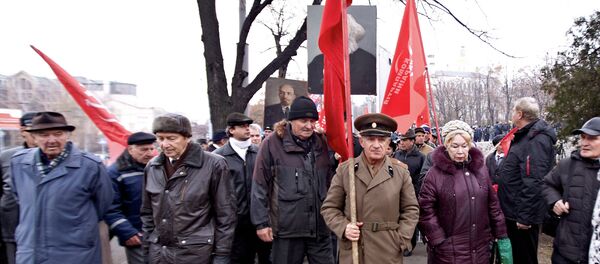 Столкновение радикалов Правого сектора и сторонников Компартии Украины в Харькове - Sputnik Mundo
