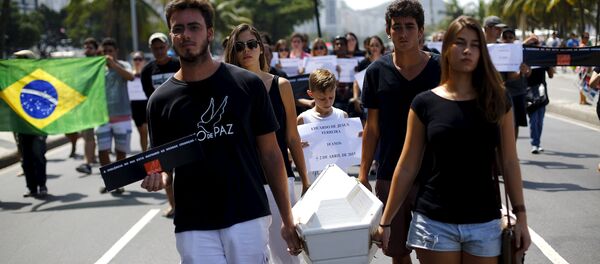 Members of the NGO Rio de Paz (Rio of Peace) attend the symbolic funeral of 10-year-old boy Eduardo de Jesus, who died last week during a shootout between policemen and drug dealers in Alemao slums complex - Sputnik Mundo