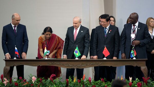 Russia's Finance Minister Anton Siluanov, left, India's Minister of State for Finance and Corporate Affairs Nirmala Sitharaman, second left, Brazil's Finance Minister Guido Mantega, center, China's Finance Minister Lou Jiwei, second right, and South Africa Finance Minister Nhlanhla Nene - Sputnik Mundo