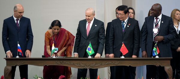 Russia's Finance Minister Anton Siluanov, left, India's Minister of State for Finance and Corporate Affairs Nirmala Sitharaman, second left, Brazil's Finance Minister Guido Mantega, center, China's Finance Minister Lou Jiwei, second right, and South Africa Finance Minister Nhlanhla Nene - Sputnik Mundo