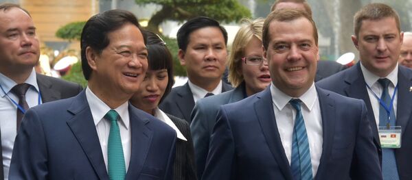 Dmitri Medvédev (dcha.) y primer ministro de Vietnam, Nguyen Tan Dung - Sputnik Mundo