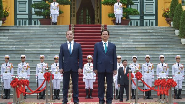 Dmitri Medvédev (izda.) y primer ministro de Vietnam, Nguyen Tan Dung - Sputnik Mundo