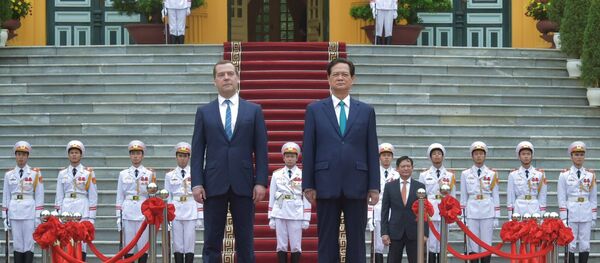 Dmitri Medvédev (izda.) y primer ministro de Vietnam, Nguyen Tan Dung - Sputnik Mundo
