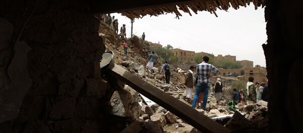 Yemenis inspect the rubble of destroyed houses in the village of Bani Matar, 70 kilometers (43 miles) West of Sanaa, on April 4, 2015 - Sputnik Mundo
