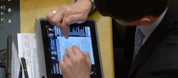 Hombre usa tableta - Sputnik Mundo