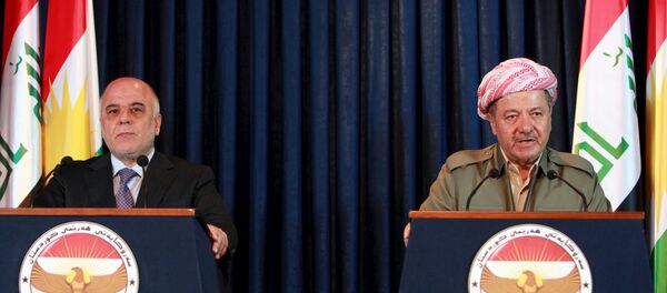 Iraqi Kurdish President Massoud Barzani (R) addresses the media during a joint news conference with Iraqi Prime Minister Haider al-Abadi in Arbil, April 6, 2015. - Sputnik Mundo
