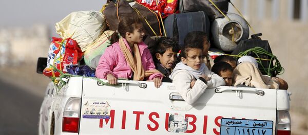 Niños huyen de Yemen - Sputnik Mundo