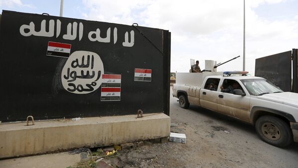 Las bandera de Irak sobre la bandera de Daesh - Sputnik Mundo