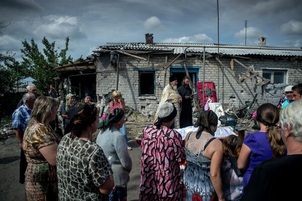 El funeral de los fallecidos durante los bombardeos aéreos en stanitsa Luganskaya El funeral de los fallecidos durante los bombardeos aéreos en stanitsa Luganskaya - Sputnik Mundo