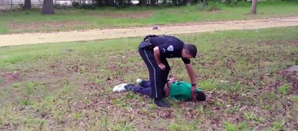 Policía acusado de asesinar por la espalda a un hombre desarmado en EEUU - Sputnik Mundo