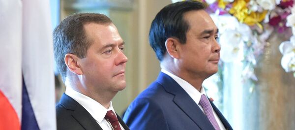 Primer ministro de Rusia, Dmitri Medvédev, y primer ministro de Tailandia, Prayuth Chan-Ocha. durante su reunión en Bangkok Primer ministro de Rusia, Dmitri Medvédev, y primer ministro de Tailandia, Prayuth Chan-Ocha. durante su reunión en Bangkok - Sputnik Mundo