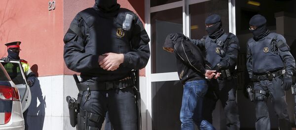 Mossos d'Esquadra custodian a uno de los detenidos en Sabadell - Sputnik Mundo