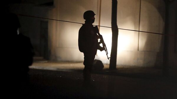 An Afghan policeman keeps watch at the site of a suicide attack in Kabul, March 29, 2015. At least three civilian were killed and seven were wounded, a police official said.  - Sputnik Mundo