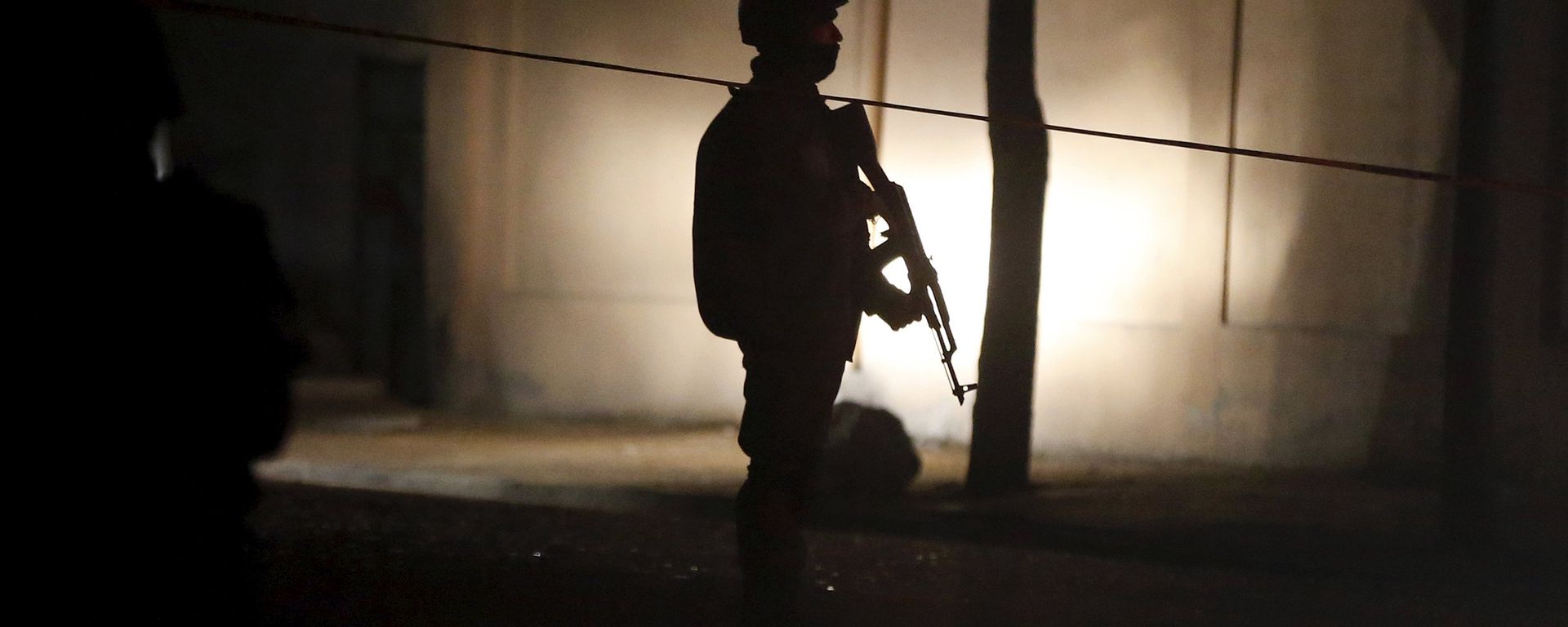 An Afghan policeman keeps watch at the site of a suicide attack in Kabul, March 29, 2015. At least three civilian were killed and seven were wounded, a police official said. An Afghan policeman keeps watch at the site of a suicide attack in Kabul, March 29, 2015. At least three civilian were killed and seven were wounded, a police official said. - Sputnik Mundo, 1920, 30.05.2021