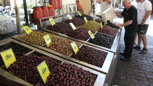 Aceitunas en el mercado en la cuidad griega Salónica - Sputnik Mundo