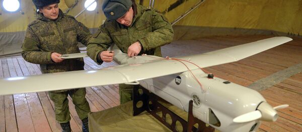 Soldados inspeccionan un aparato no tripulado Orlan antes del lanzamiento - Sputnik Mundo