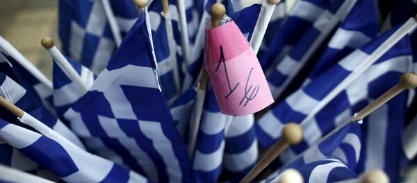 Banderas de Grecia a la venta por un euro en una tienda de Atenas - Sputnik Mundo