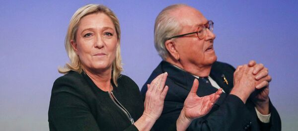 Líder del Frente Nacional francés, Marine Le Pen, y su padre Jean Marie Le Pen (archivo) - Sputnik Mundo