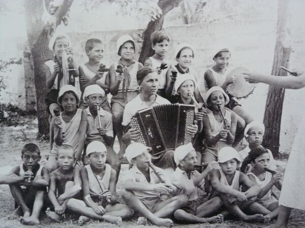Orquestina formada por niños de la guerra en una casa de acogida. Exposición. - Sputnik Mundo