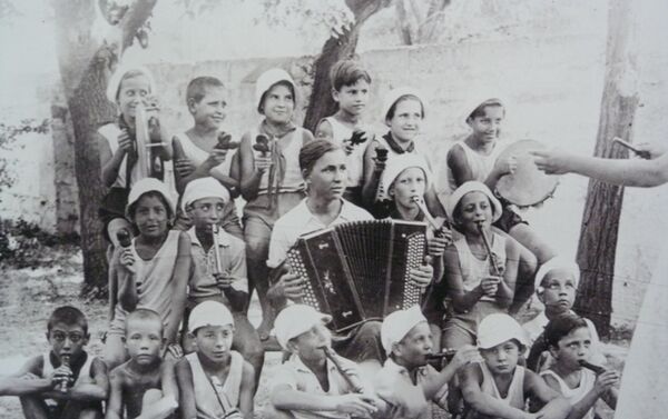 Orquestina formada por niños de la guerra en una casa de acogida. Exposición. - Sputnik Mundo