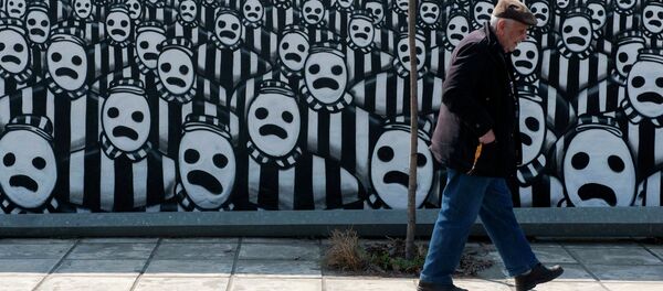 Un hombre pasa al frente de un grafiti dedicado al Holocausto (archivo) Un hombre pasa al frente de un grafiti dedicado al Holocausto (archivo) - Sputnik Mundo