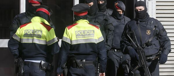 Policia catalana durante la operación contra el yihadismo en Sabadell. 8 de abril de 2015 - Sputnik Mundo