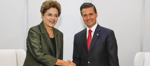 Brazil's President Dilma Rousseff (L) shakes hands with Mexico's President Enrique Pena - Sputnik Mundo