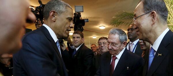Obama y Castro se dan la mano en la Cumbre de las Américas Obama y Castro se dan la mano en la Cumbre de las Américas - Sputnik Mundo