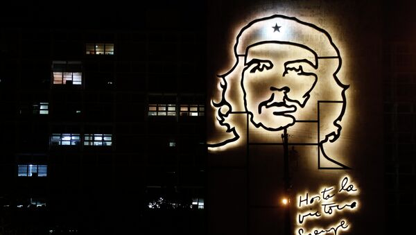 El edificio del Ministerio del Interior decorado con una escultura del héroe de la Revolución Cubana, Ernesto 'Che' Guevara - Sputnik Mundo