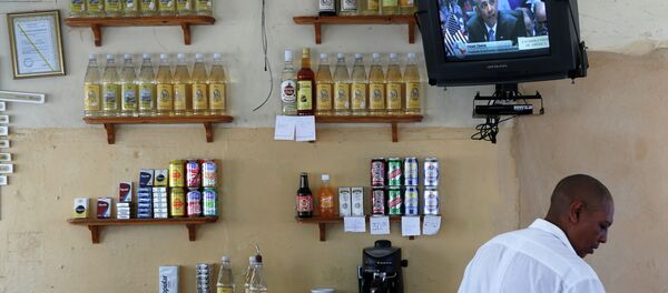A worker tends bar in Havana, Cuba - Sputnik Mundo