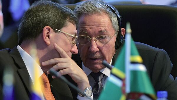 Cuba's President Raul Castro with Cuban Foreign Minister Bruno Rodriguez Parrilla - Sputnik Mundo