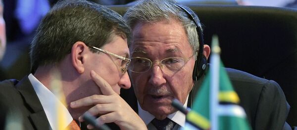 Cuba's President Raul Castro with Cuban Foreign Minister Bruno Rodriguez Parrilla - Sputnik Mundo
