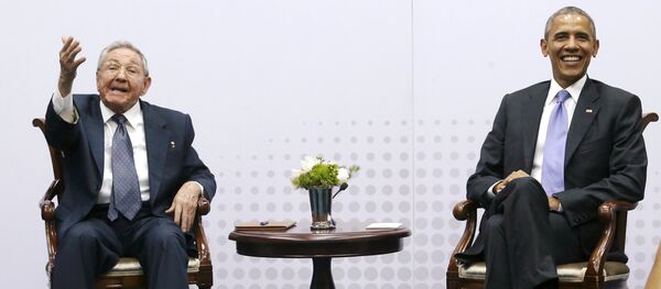 Presidente de Cuba, Raúl Castro (izda.) y presidente de EEUU, Barack Obama, durante la VII Cumbre de las Américas - Sputnik Mundo