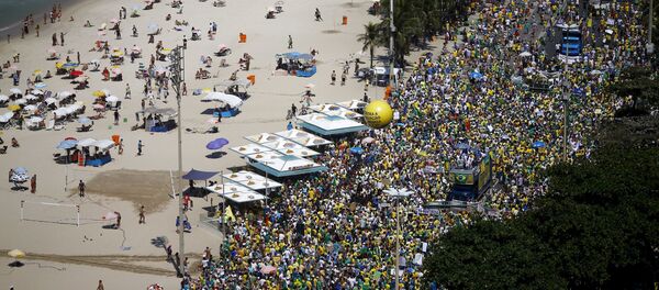 Manifestación antigubernamental en la playa de Copacabana - Sputnik Mundo