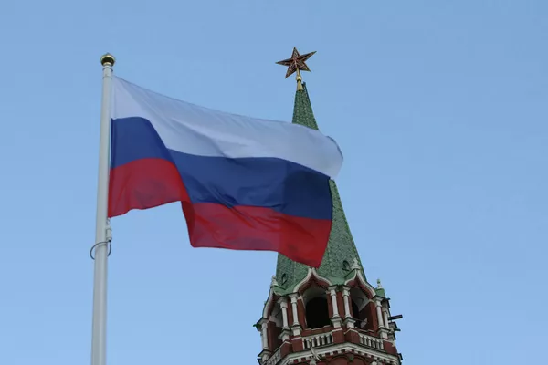 La estrella roja del Kremlin y la bandera de Rusia La estrella roja del Kremlin y la bandera de Rusia - Sputnik Mundo