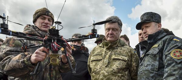 Presidente de Ucrania, Petró Poroshenko (centro) y secretario del Consejo de Seguridad Nacional y Defensa de Ucrania, Alexandr Turchínov (dcha.) - Sputnik Mundo