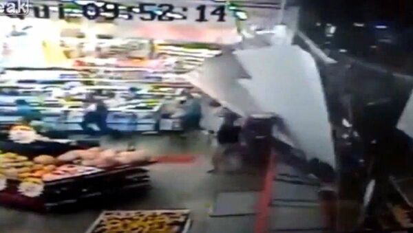 Colapsa un escaparate en un supermercado - Sputnik Mundo