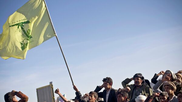 Hutíes de Yemen con la bandera de Hezbolá - Sputnik Mundo