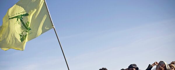 Hutíes de Yemen con la bandera de Hezbolá - Sputnik Mundo