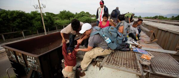 Los migrantes encima de Bestia - Sputnik Mundo
