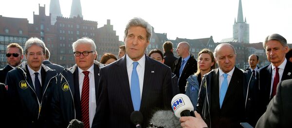 Secretario de Estado de EEUU, John Kerry, responde a las preguntas antes del inicio del encuentro de los cancilleres del G7 en Lübeck. 15 de abril de 2015 - Sputnik Mundo