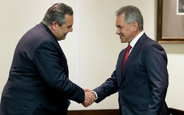 Ministro de Defensa de Grecia, Panos Kamenos y ministro de Defensa de Rusia, Serguéi Shoigú - Sputnik Mundo