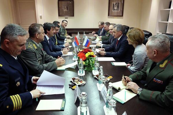 MInistro de Defensa de Serbia, Bratislav Gasic y ministro de Defensa de Rusia, Serguéi Shoigú - Sputnik Mundo