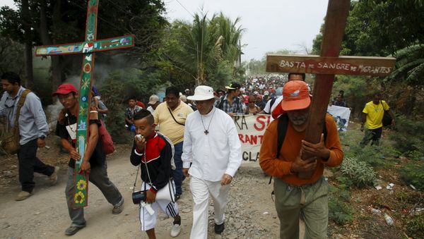 Caravana de migrantes encabezada por el sacerdote católico Alejandro Solalinde Caravana de migrantes encabezada por el sacerdote católico Alejandro Solalinde - Sputnik Mundo