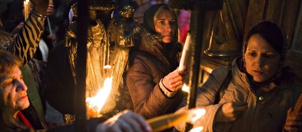 Cristianos en una iglesia en Jerusalén - Sputnik Mundo