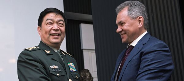 Ministro de Defensa de República Popular China, Chang Wanquan y ministro de Defensa de Rusia, Serguéi Shoigú - Sputnik Mundo