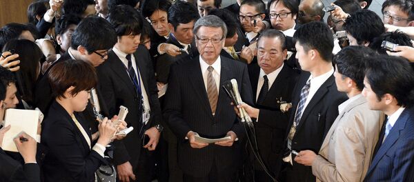 Takeshi Onaga, gobernador de Okinawa, durante la rueda de prensa después de la reunión con primer ministro Shinzo Abe - Sputnik Mundo