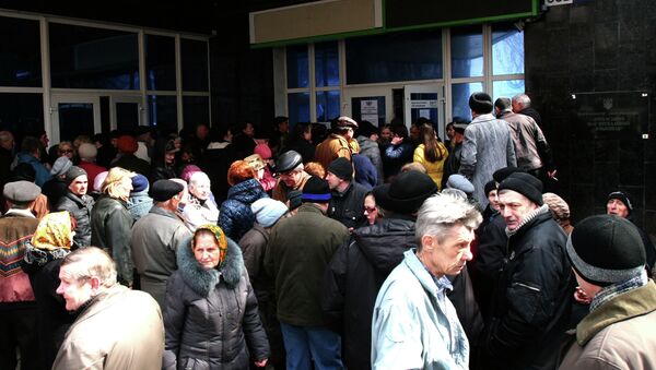 Habitantes de Donetsk hacen cola al banco - Sputnik Mundo