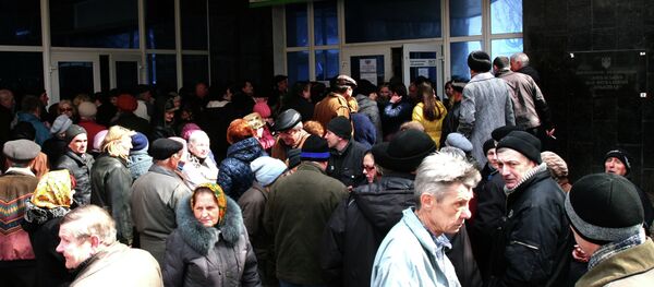 Habitantes de Donetsk hacen cola al banco - Sputnik Mundo